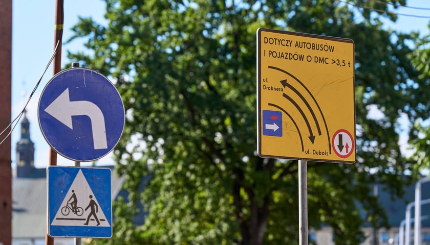 Powiększ obraz: Nowa organizacja ruchu w rejonie Drobnera i Dubois. Od soboty 11 lipca kierowcy jeżdżą po nowo wybudowanych jezdniach