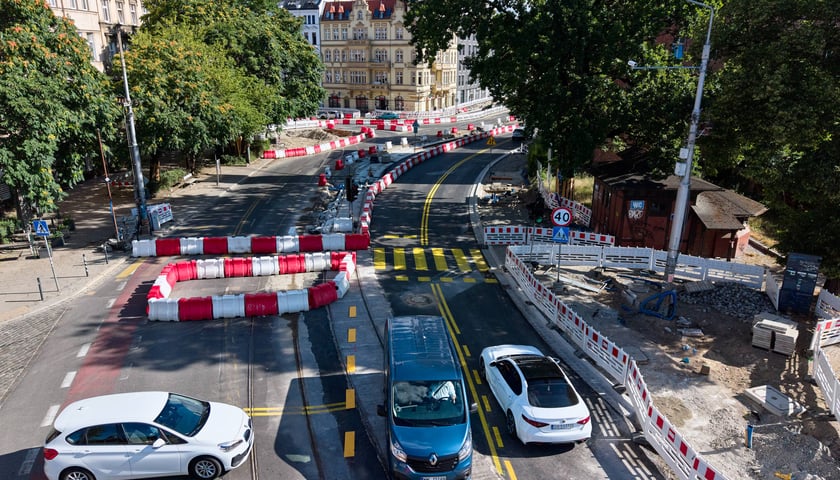 Powiększ obraz: Nowa organizacja ruchu w rejonie Drobnera i Dubois. Od soboty 11 lipca kierowcy jeżdżą po nowo wybudowanych jezdniach