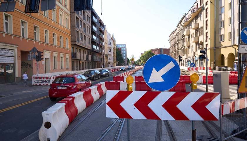 Powiększ obraz: Nowa organizacja ruchu w rejonie Drobnera i Dubois. Od soboty 11 lipca kierowcy jeżdżą po nowo wybudowanych jezdniach