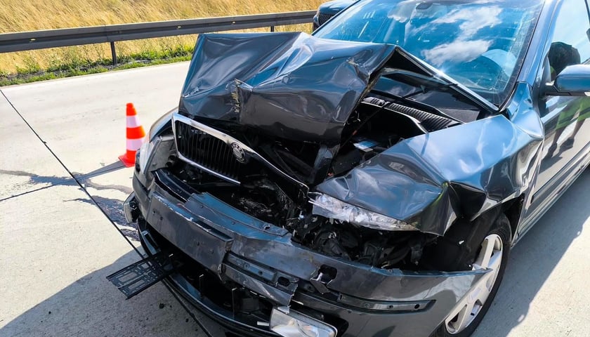 Powiększ obraz: Zderzenie trzech aut osobowych na A4
