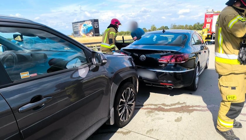 Powiększ obraz: Zderzenie trzech aut osobowych na A4