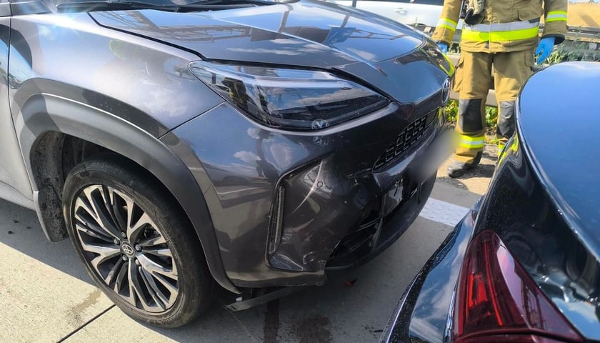 Powiększ obraz: Zderzenie trzech aut osobowych na A4