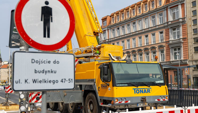 Powiększ obraz: Dźwig zajął całą jedną jezdnię na Kazimierza Wielkiego