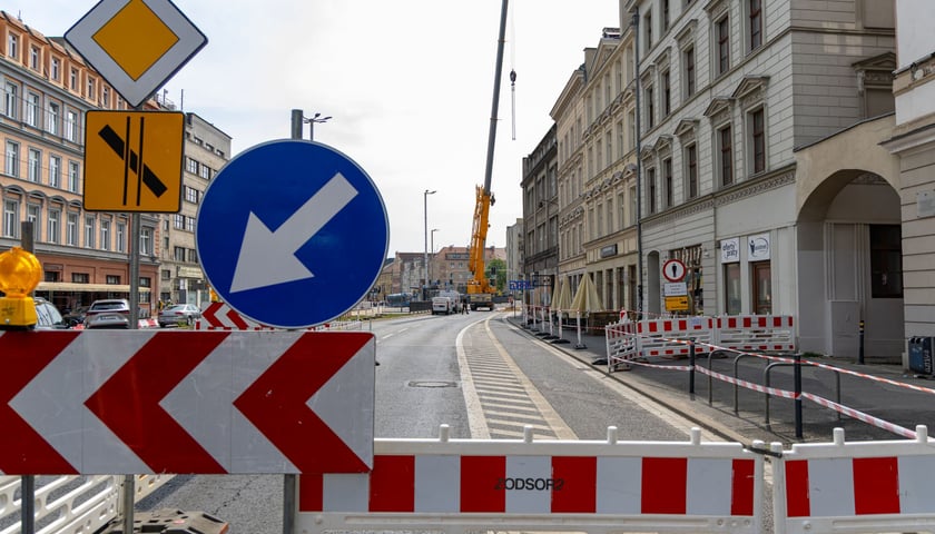 Powiększ obraz: Dźwig zajął całą jedną jezdnię na Kazimierza Wielkiego