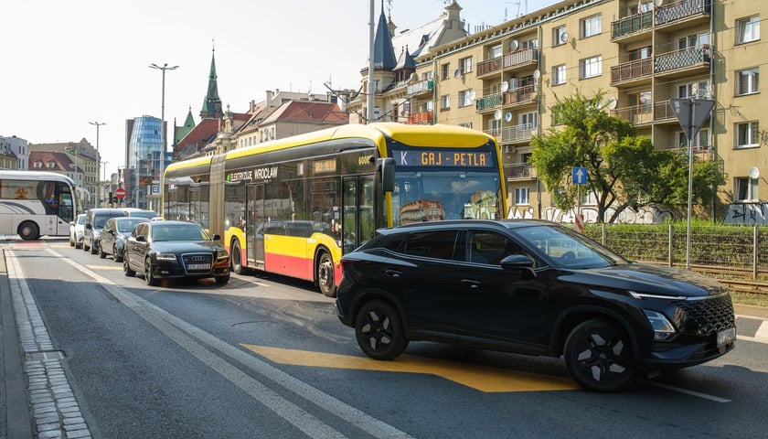Powiększ obraz: Korek na Kazimierza Wielkiego w poniedziałkowe popołudnie