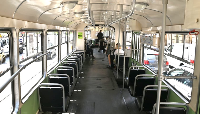 Powiększ obraz: Siedzenia w tramwaju Konstal 102