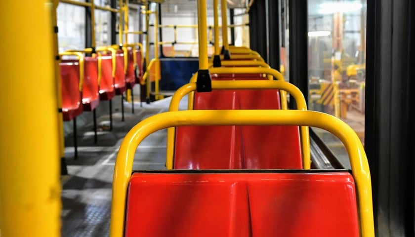 Powiększ obraz: Plastikowe – i jak się okazuje chyba kultowe – siedzenia w tramwaju Konstal 105