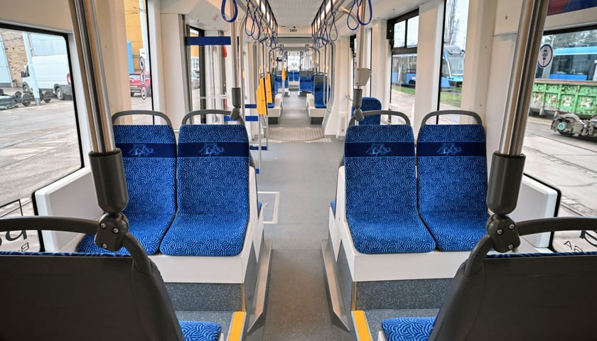 Powiększ obraz: Siedzenia w tramwaju Pesa 146N