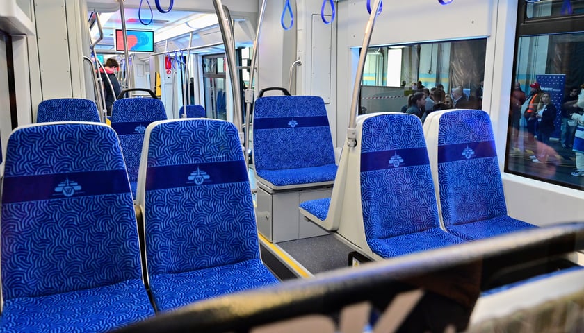 Powiększ obraz: Siedzenia w tramwaju Skoda 19T (po modernizacji)