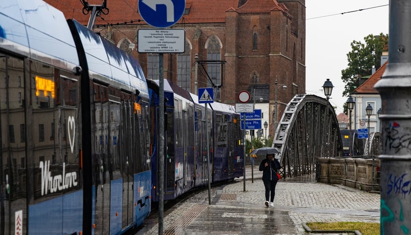 ul. św. Jadwigi – Torowisko tramwajowe znalazło się pod wodą