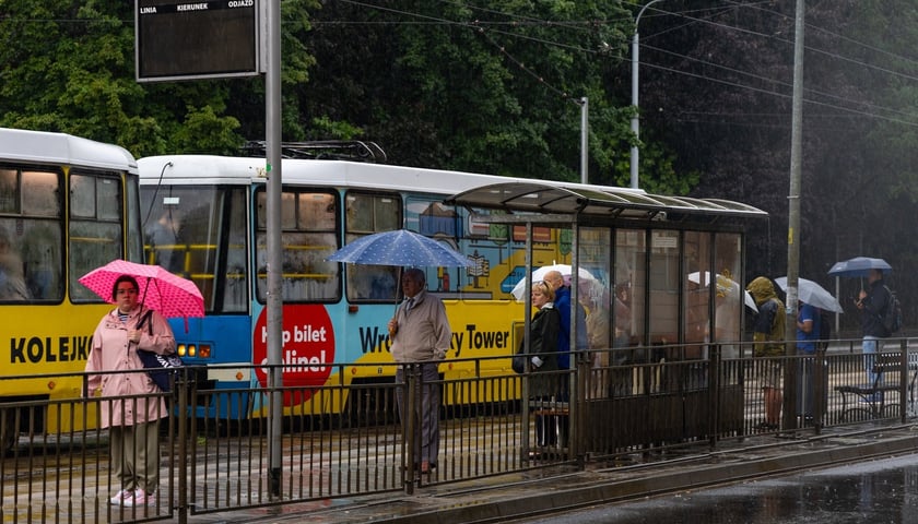 ul. św. Jadwigi – Torowisko tramwajowe znalazło się pod wodą