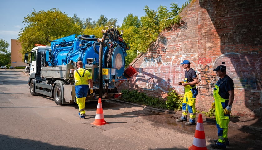 Slużby MPWiK w piątek (17 lipca) oczyszczały wpusty w rejonie wiaduktu przy ul. Ścinawskiej