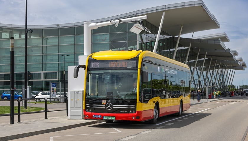 Powiększ obraz: Linia „Poświęcka (Ośrodek Zdrowia)” – „Port Lotniczy” została zelektryfikowana. Kursują na niej Mercedesy eCitaro