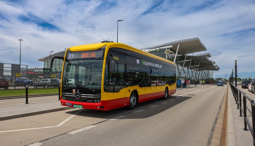 Powiększ obraz: Linia „Poświęcka (Ośrodek Zdrowia)” – „Port Lotniczy” została zelektryfikowana. Kursują na niej Mercedesy eCitaro