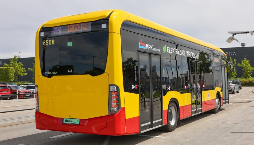 Powiększ obraz: Linia „Poświęcka (Ośrodek Zdrowia)” – „Port Lotniczy” została zelektryfikowana. Kursują na niej Mercedesy eCitaro