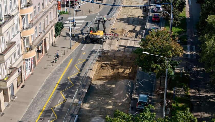 Powiększ obraz: Remont torowiska na Trzebnickiej, zmieniona organizacja ruchu oraz stan prac na 25.07.2026. Widok z drona.