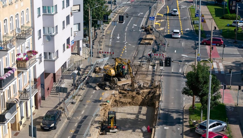 Powiększ obraz: Remont torowiska na Trzebnickiej, zmieniona organizacja ruchu oraz stan prac na 25.07.2026. Widok z drona.