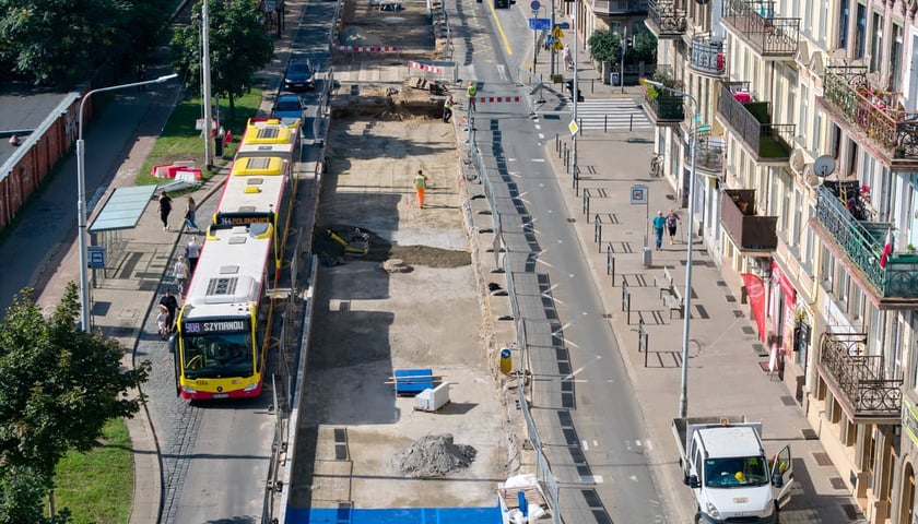 Powiększ obraz: Remont torowiska na Trzebnickiej, zmieniona organizacja ruchu oraz stan prac na 25.07.2026. Widok z drona.