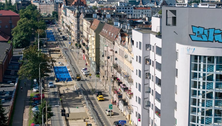 Powiększ obraz: Remont torowiska na Trzebnickiej, zmieniona organizacja ruchu oraz stan prac na 25.07.2026. Widok z drona.