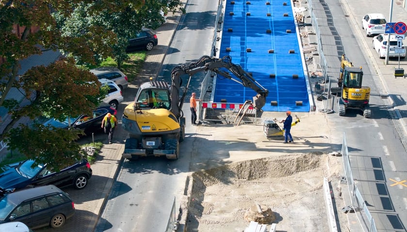 Powiększ obraz: Remont torowiska na Trzebnickiej, zmieniona organizacja ruchu oraz stan prac na 25.07.2026. Widok z drona.