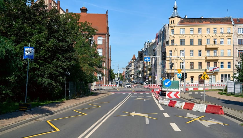 Powiększ obraz: Remont torowiska na Trzebnickiej, zmieniona organizacja ruchu oraz stan prac na 25.07.2026.&nbsp;