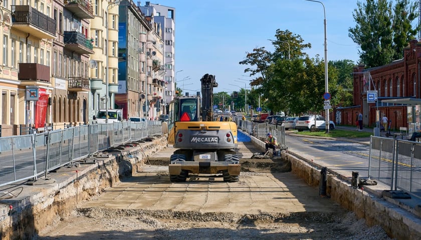 Powiększ obraz: Remont torowiska na Trzebnickiej, zmieniona organizacja ruchu oraz stan prac na 25.07.2026.&nbsp;