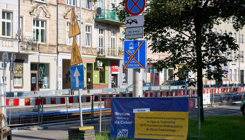 Powiększ obraz: Remont torowiska na Trzebnickiej, zmieniona organizacja ruchu oraz stan prac na 25.07.2026. Widok z drona.