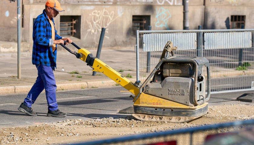 Powiększ obraz: Remont torowiska na Trzebnickiej, zmieniona organizacja ruchu oraz stan prac na 25.07.2026.&nbsp;