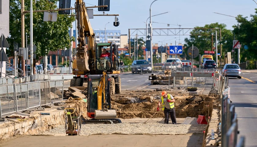 Powiększ obraz: Remont torowiska na Trzebnickiej, zmieniona organizacja ruchu oraz stan prac na 25.07.2026.&nbsp;