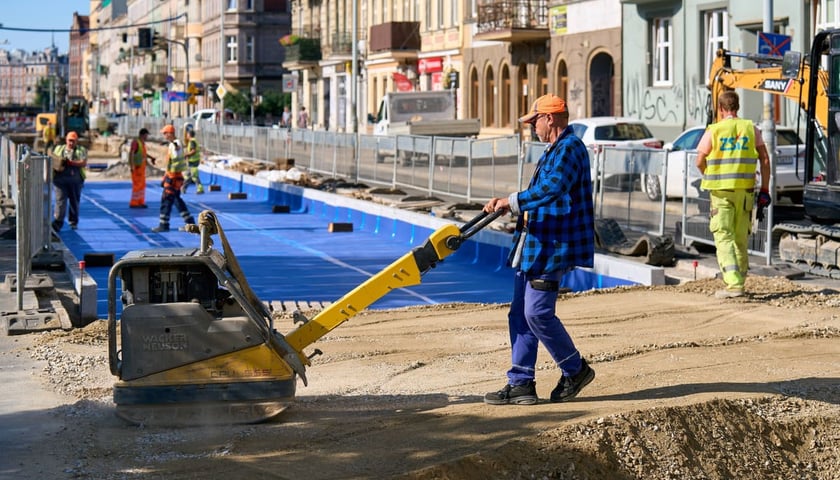Powiększ obraz: Remont torowiska na Trzebnickiej, zmieniona organizacja ruchu oraz stan prac na 25.07.2026.&nbsp;