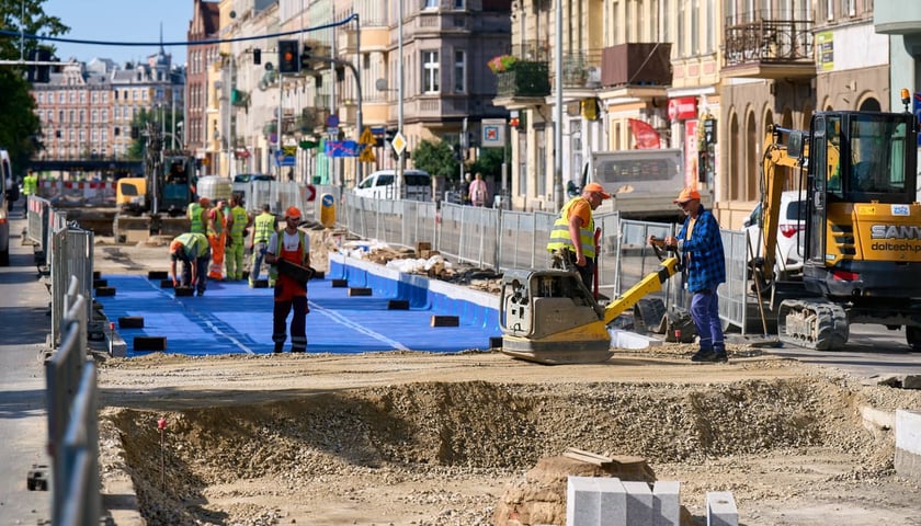 Powiększ obraz: Remont torowiska na Trzebnickiej, zmieniona organizacja ruchu oraz stan prac na 25.07.2026.&nbsp;