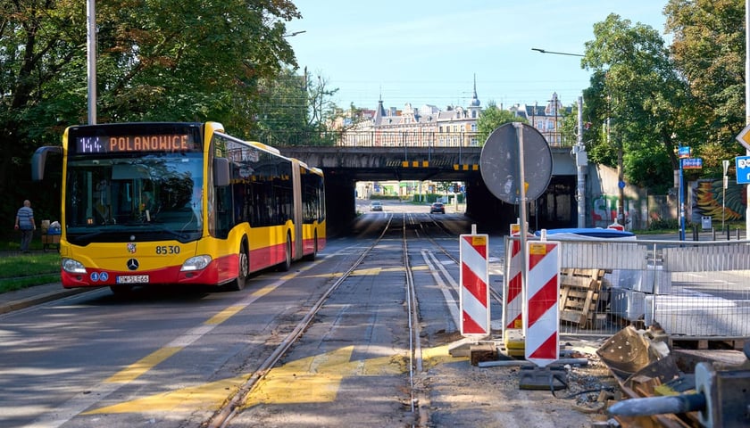 Powiększ obraz: Remont torowiska na Trzebnickiej, zmieniona organizacja ruchu oraz stan prac na 25.07.2026.&nbsp;