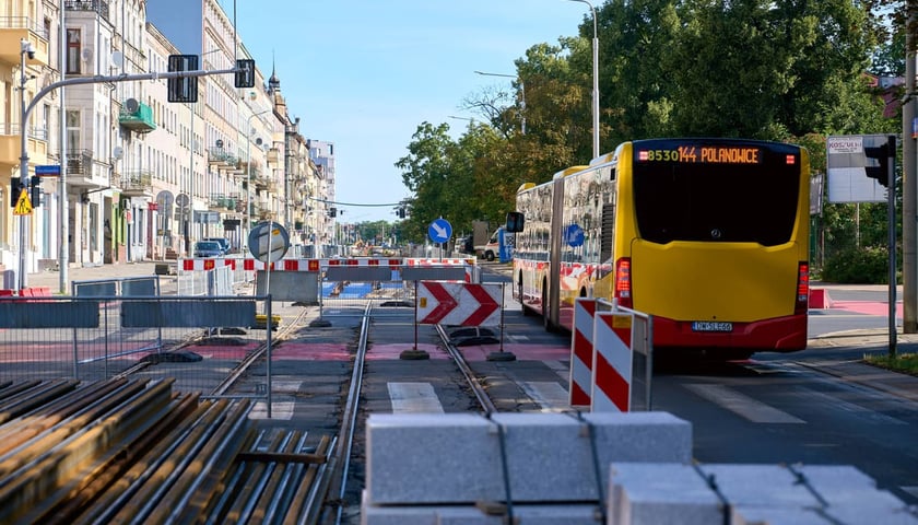 Powiększ obraz: Remont torowiska na Trzebnickiej, zmieniona organizacja ruchu oraz stan prac na 25.07.2026.&nbsp;