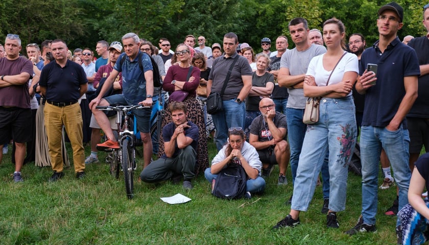 Powiększ obraz: Spotkanie mieszkańców z urzędnikami w Parku Na Skraju na Brochowie (czwartek 3 września)