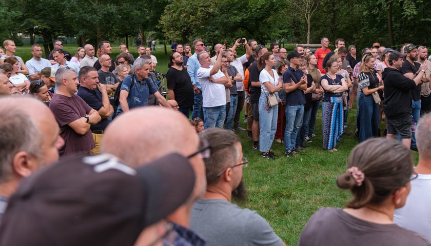 Powiększ obraz: Spotkanie mieszkańców z urzędnikami w Parku Na Skraju na Brochowie (czwartek 3 września)