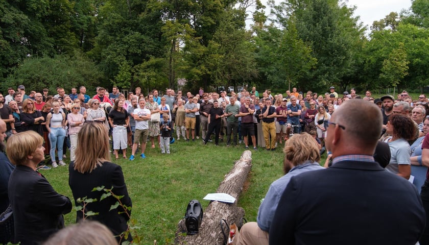 Powiększ obraz: Spotkanie mieszkańców z urzędnikami w Parku Na Skraju na Brochowie (czwartek 3 września)