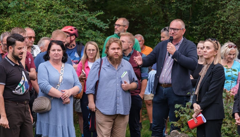 Powiększ obraz: Marcin Ruchniak, wicedyrektor Zarządu Dróg i Komunikacji, na spotkaniu z mieszkańcami w Parku Na Skraju na Brochowie (czwartek 3 września)