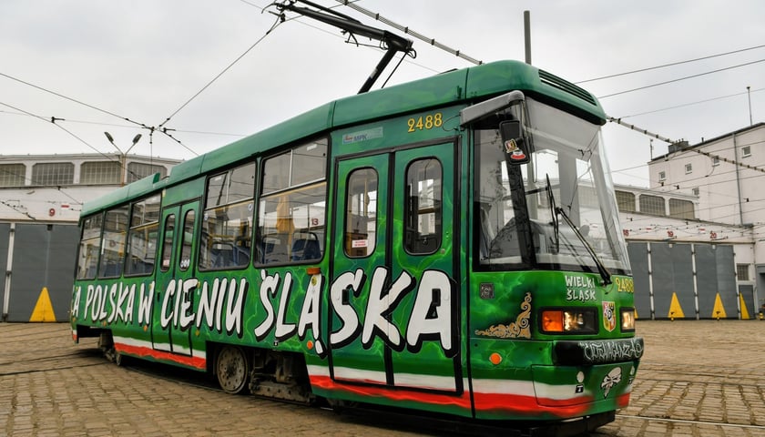 Powiększ obraz: Tramwaj został pomalowany w klubowe barwy w ramach obchodów 75-lecia powstania Śląska