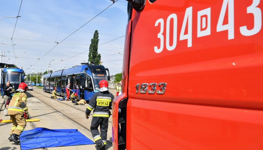 Powiększ obraz: Strażacy nie ukrywają, że tramwaj wymaga od nich innych działań niż choćby samochody osobowe