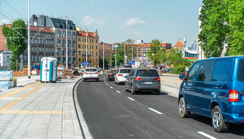 ulica Dmowskiego we Wrocławiu, część jezdni otwarta po przebudowie