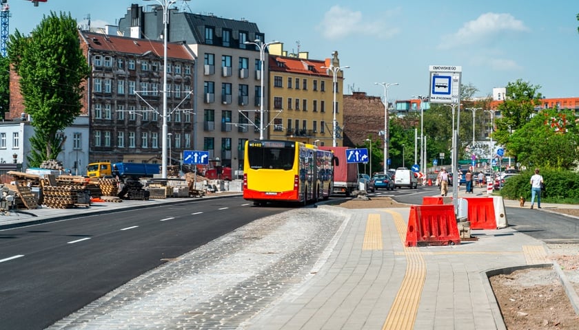 ulica Dmowskiego we Wrocławiu, część jezdni otwarta po przebudowie