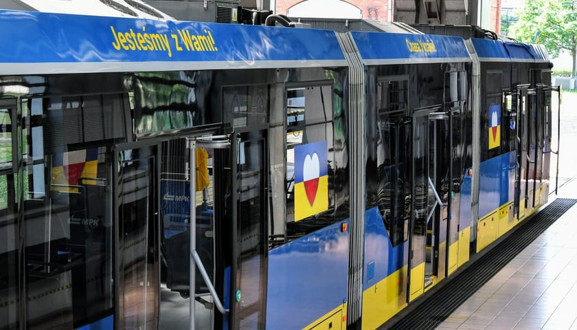 Powiększ obraz: Na tramwaju umieszczono słowa wsparcia w języku polskim i ukraińskim