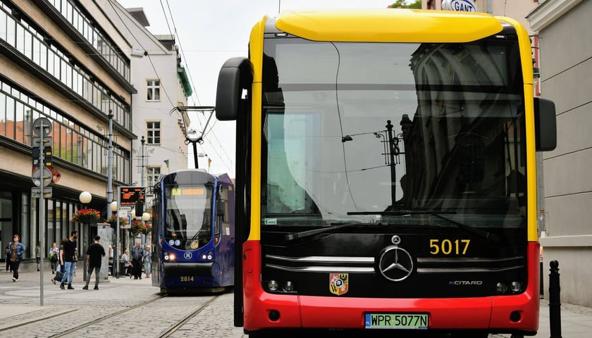 Testowany przez MPK Wrocław autobus bezprzegubowy wjechał już na ulice Wrocławia
