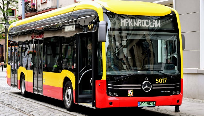 Testowany przez MPK Wrocław autobus bezprzegubowy wjechał już na ulice Wrocławia