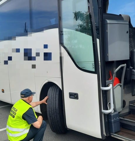 Powiększ obraz: Ten autobus nie przeszedł kontroli Wojewódzkiego Inspektoratu Transportu Drogowego we Wrocławiu