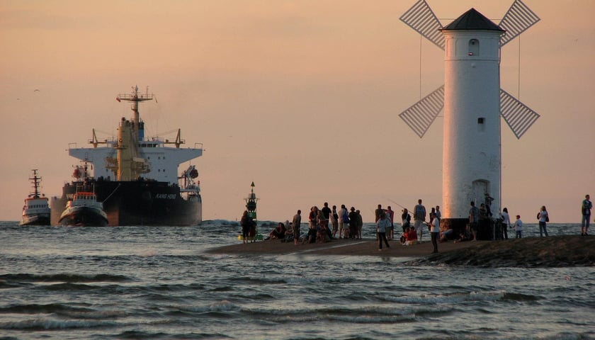 Powiększ obraz: Świnoujście przyciąga turystów między innymi malowniczymi plażami