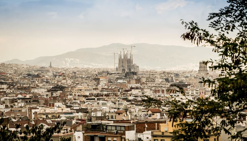 Powiększ obraz: Barcelona to jedno z miast, do których regularnie można polecieć za kilkadziesiąt złotych. Trzeba jednak być czujnym, ponieważ najbardziej atrakcyjne oferty linii lotniczych rozchodzą się błyskawicznie