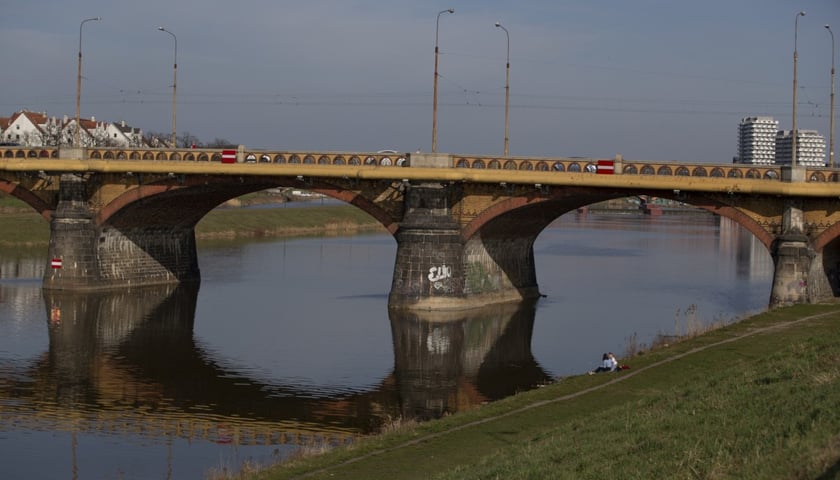 Powiększ obraz: W piętek wieczorem 22 lipca i w sobotę 23 lipca nie przejedziemy przez ul. Korzeniowskiego od strony mostu Osobowickiego. Na zdjęciu widok na most Osobowicki.