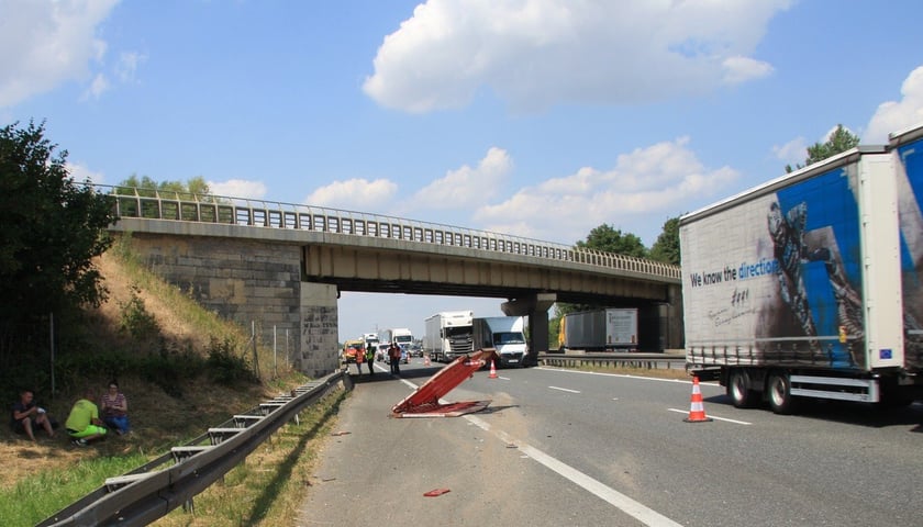 Powiększ obraz: wiadukt nad autostradą A4 uszkodzony został 22 lipca 2022