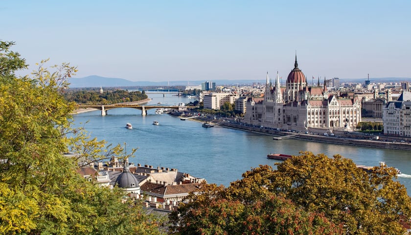 Powiększ obraz: Budapeszt słynie między innymi z Dunaju i życia, które tętni wzdłuż rzeki